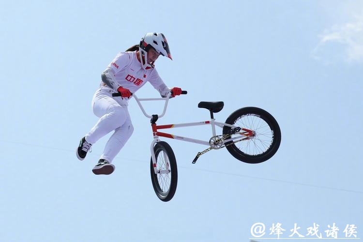 11岁“小孩姐”国际小轮车赛夺冠 脚踝带伤仍苦练 每日转车把一千次