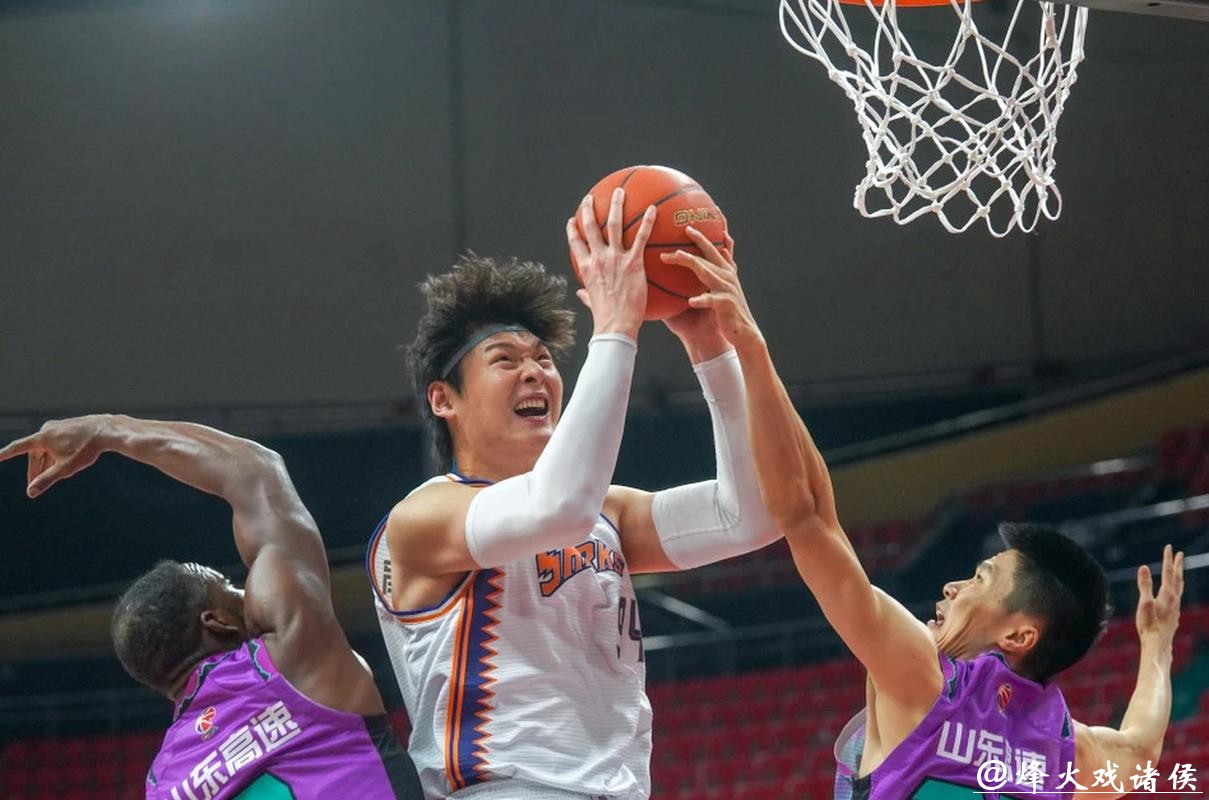 王哲林实现万分里程碑!上海久事男篮主场战胜广州队 王哲林实现万分里程碑!上海久事男篮主场战胜广州队